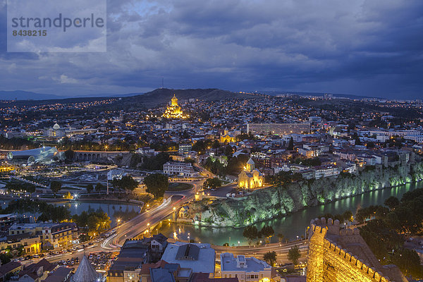 Tiflis  Hauptstadt  Panorama  beleuchtet  Reise  Großstadt  Architektur  Fluss  Kirche  Kathedrale  Beleuchtung  Licht  Gerechtigkeit  Tourismus  Innenstadt  Eurasien  Kura