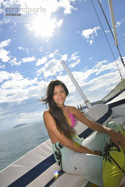 Segeln  Hochformat  Frau  Ozean  Reise  Meer  Mädchen  Brasilien  brasilianisch  Schlaghose  Südamerika  Sonne