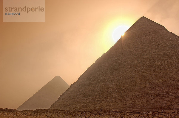 pyramidenförmig  Pyramide  Pyramiden  Kairo  Hauptstadt  Stein  Sturm  Reise  Ziel  Wüste  Sehenswürdigkeit  Naher Osten  altmodisch  Afrika  antik  Ägypten  Gise  Pyramide  Sonne
