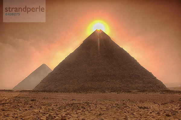 pyramidenförmig  Pyramide  Pyramiden  Kairo  Hauptstadt  Stein  Sturm  Reise  Ziel  Wüste  Sehenswürdigkeit  Naher Osten  altmodisch  Afrika  antik  Ägypten  Gise  Pyramide  Sonne