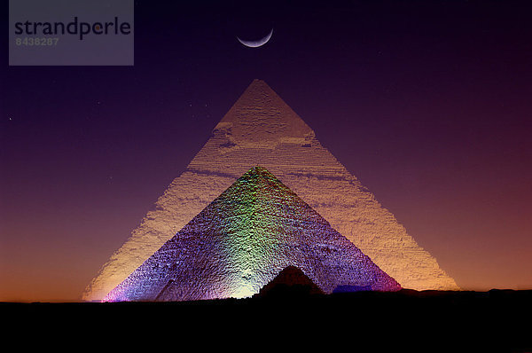 pyramidenförmig  Pyramide  Pyramiden  Kairo  Hauptstadt  Stein  Nacht  Beleuchtung  Licht  Wunder  Reise  Mond  Ägypten  Sehenswürdigkeit  Naher Osten  Afrika  antik  Gise  Pyramide