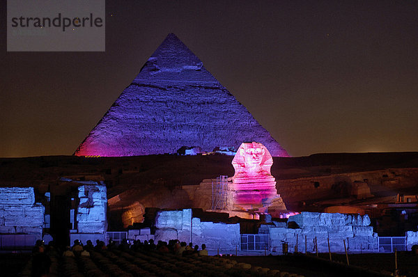 pyramidenförmig  Pyramide  Pyramiden  Kairo  Hauptstadt  Stein  Nacht  Beleuchtung  Licht  Wunder  Reise  Ägypten  Sehenswürdigkeit  Naher Osten  Afrika  antik  Gise  Pyramide  Sphinx