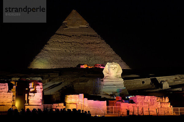 pyramidenförmig  Pyramide  Pyramiden  Kairo  Hauptstadt  Stein  Nacht  Beleuchtung  Licht  Wunder  Reise  Ägypten  Sehenswürdigkeit  Naher Osten  Afrika  antik  Gise  Pyramide  Sphinx