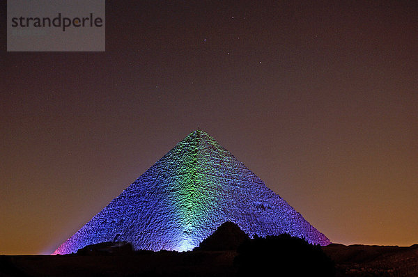 pyramidenförmig  Pyramide  Pyramiden  Kairo  Hauptstadt  Stein  Nacht  Beleuchtung  Licht  Wunder  Reise  Ägypten  Sehenswürdigkeit  Naher Osten  Afrika  antik  Gise  Pyramide