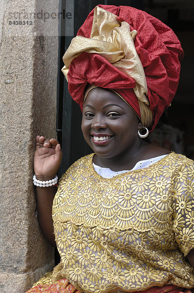 Hochformat  Frau  Freundschaft  lächeln  schwarz  Bahia  Brasilien  Südamerika  Turban