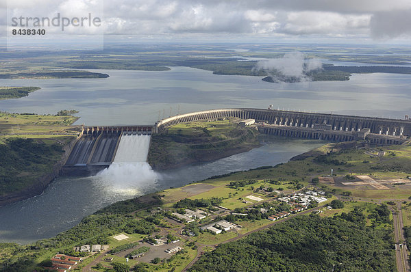 Vereinigte Staaten von Amerika  USA  Tropisch  Tropen  subtropisch  Industrie  See  Generation  Damm  Parana  Fernsehantenne  Brasilien  Elektrizität  Strom  Stärke  Südamerika
