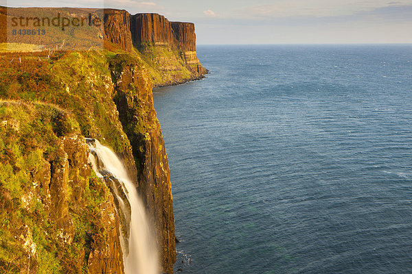 Felsbrocken  Europa  Morgen  Großbritannien  Beleuchtung  Licht  Steilküste  Küste  Meer  Bach  Insel  Wasserfall  Schottland  Skye