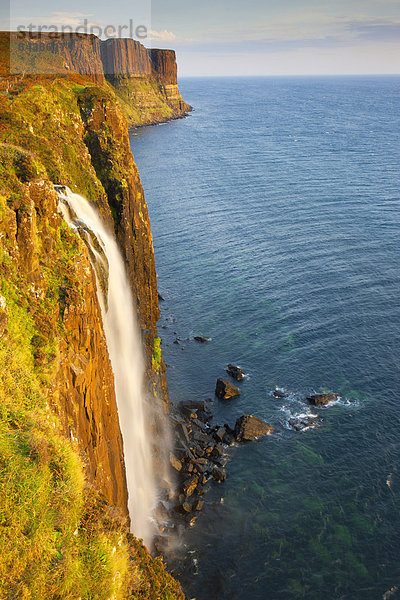 Felsbrocken  Europa  Morgen  Großbritannien  Beleuchtung  Licht  Steilküste  Küste  Meer  Bach  Insel  Wasserfall  Schottland  Skye