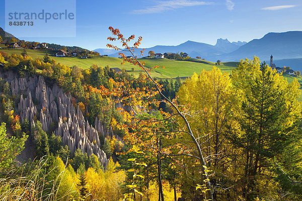 Europa Steilküste Wald Geologie Natur Dorf Holz Herbst Trentino Südtirol Erosion Italien Ritten