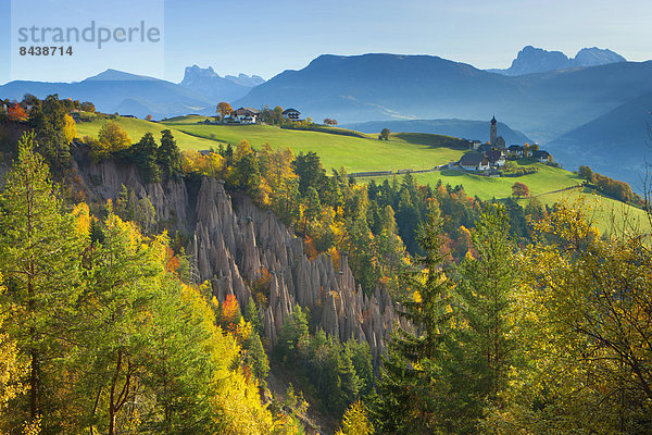 Europa Steilküste Wald Geologie Natur Dorf Holz Herbst Trentino Südtirol Erosion Italien Ritten