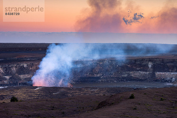 Vereinigte Staaten von Amerika  USA  Hawaii  Big Island  Nationalpark  Amerika  Abend  Vulkan  Krater  Kilauea  Hawaii  Stimmung