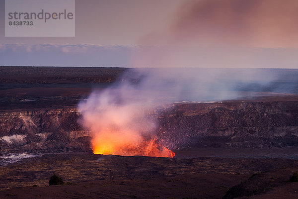 Vereinigte Staaten von Amerika  USA  Hawaii  Big Island  Nationalpark  Amerika  Abend  Vulkan  Krater  Kilauea  Hawaii  Stimmung