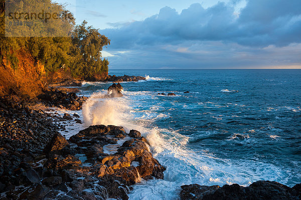 Vereinigte Staaten von Amerika  USA  Hawaii  Big Island  Amerika  Morgen  Beleuchtung  Licht  Küste  Wasserwelle  Welle  Brandung  Meer  Pazifischer Ozean  Pazifik  Stiller Ozean  Großer Ozean  Hawaii