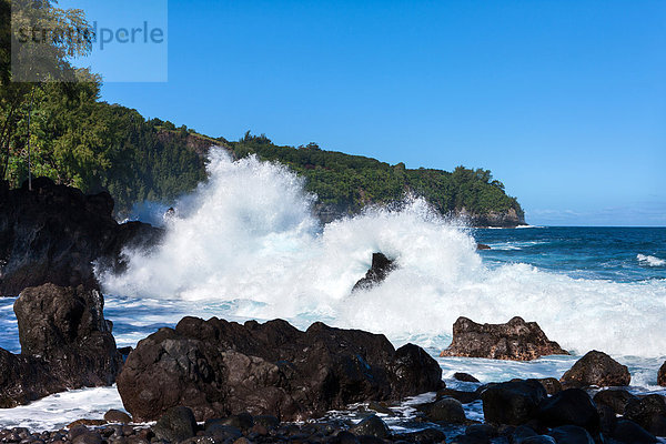 Vereinigte Staaten von Amerika  USA  Hawaii  Big Island  Felsbrocken  Amerika  Steilküste  Wasserwelle  Welle  Brandung  Meer  Pazifischer Ozean  Pazifik  Stiller Ozean  Großer Ozean  zeigen  Hawaii