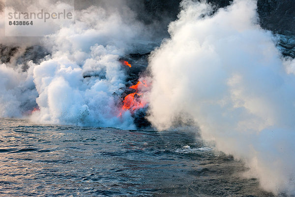 Vereinigte Staaten von Amerika  USA  Hawaii  Big Island  Nationalpark  Amerika  Küste  Wasserdampf  Meer  Vulkan  Lava  Feuer  Pazifischer Ozean  Pazifik  Stiller Ozean  Großer Ozean  Hawaii