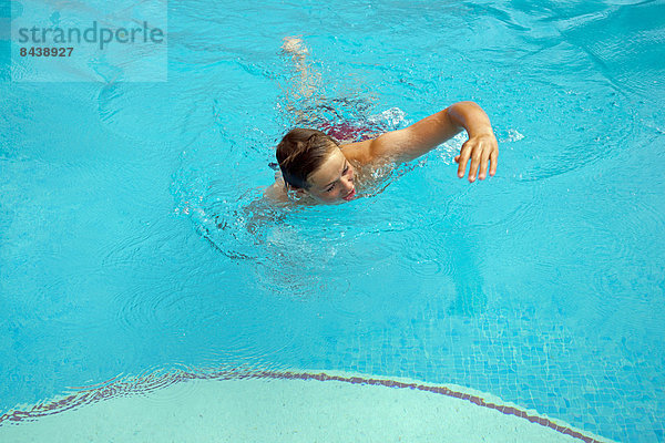 Freizeit Wasser Waschbecken Becken Jugendlicher Europäer Fröhlichkeit Sport Urlaub Aktivitäten europäisch Junge - Person Aktion Schwimmbad jung schwimmen Kind Bäcker Spaß Scherz Freizeit