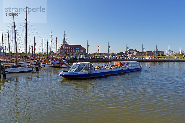 Sehenswürdigkeit  Wasser  Baustelle  Hafen  Europa  Mensch  Menschen  Verkehr  Gebäude  Boot  Architektur  Geschichte  Restaurant  Schiff  Fahne  Bremen  Bremerhaven  Gastronomie  Deutschland  Tourismus