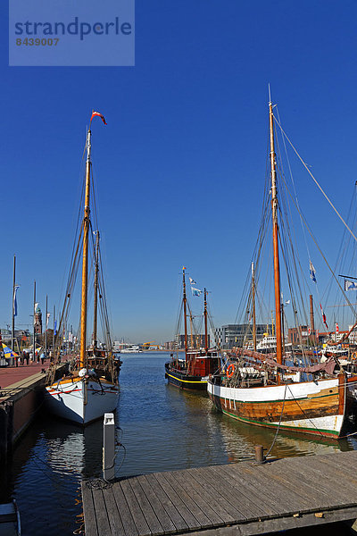 Sehenswürdigkeit  Wasser  Hafen  Europa  Verkehr  Boot  Geschichte  Schiff  Fahne  Bremen  Bremerhaven  Deutschland  Tourismus