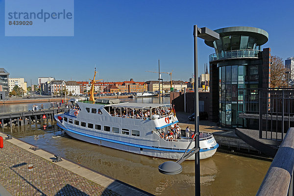 Sehenswürdigkeit  bauen  Wasser  Hafen  Europa  Mensch  Technologie  Menschen  Gebäude  Boot  Architektur  Turm  Schiff  Leuchtturm  Bremen  Bremerhaven  Deutschland  Tourismus