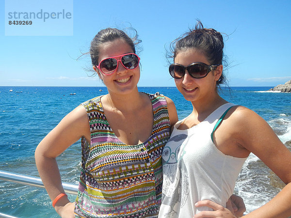 Jugendlicher  Frau  europäisch  Meer  2  Sonnenbrille  Kanaren  Kanarische Inseln  lachen  Mädchen  Spanien  Teneriffa