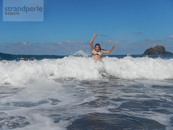 Wasser  Jugendlicher  Frau  Fröhlichkeit  europäisch  Strand  Bikini  Küste  Wasserwelle  Welle  Meer  Kanaren  Kanarische Inseln  Mädchen  Spaß  Spanien  Teneriffa