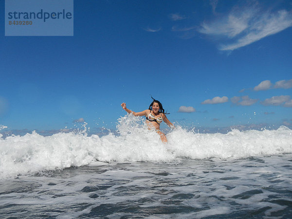 Wasser  Jugendlicher  Frau  Fröhlichkeit  europäisch  Strand  Bikini  Küste  Wasserwelle  Welle  Meer  Kanaren  Kanarische Inseln  Mädchen  Spaß  Spanien  Teneriffa