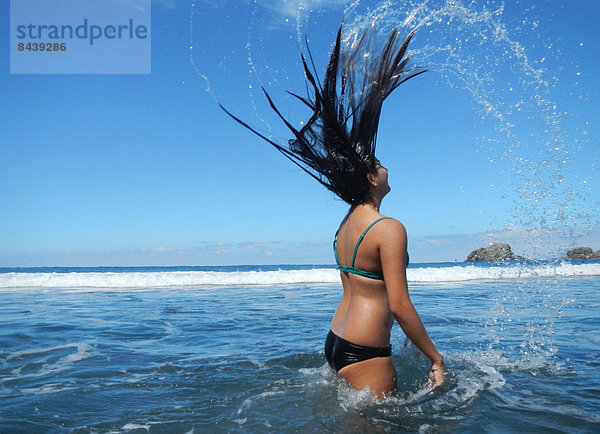 Wasser  Jugendlicher  Frau  Fröhlichkeit  europäisch  Strand  Bikini  planschen  Küste  Meer  Kanaren  Kanarische Inseln  Mädchen  Spaß  Haar  Spanien  Teneriffa