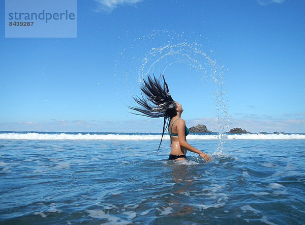 Wasser  Jugendlicher  Frau  Fröhlichkeit  europäisch  Strand  Bikini  planschen  Küste  Meer  Kanaren  Kanarische Inseln  Mädchen  Spaß  Haar  Spanien  Teneriffa