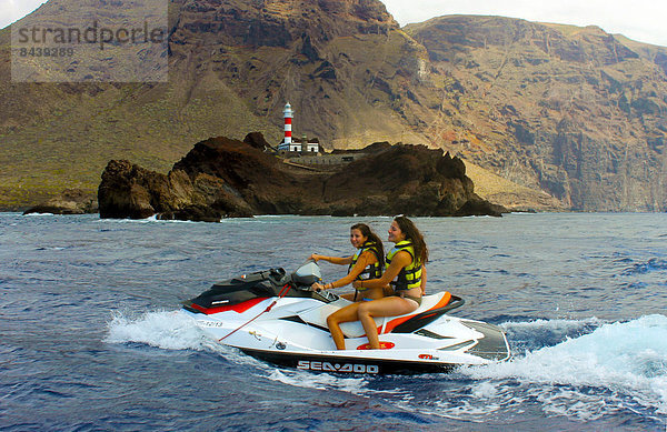 Felsbrocken  Jugendlicher  Frau  Sport  europäisch  Abenteuer  Steilküste  Aktion  Meer  2  Kanaren  Kanarische Inseln  Jetski  Mädchen  Spanien  Teneriffa