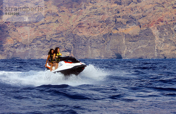 Felsbrocken  Jugendlicher  Frau  Sport  europäisch  Abenteuer  Steilküste  Aktion  Meer  2  Kanaren  Kanarische Inseln  Jetski  Mädchen  Spanien  Teneriffa
