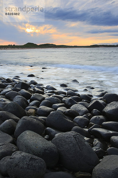 Felsbrocken  Wasser  Europa  Stein  Strand  Abend  Sonnenuntergang  Großbritannien  Steilküste  Küste  Meer  England  Northumberland  rund