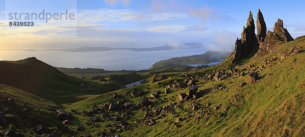 Panorama  Landschaftlich schön  landschaftlich reizvoll  Wasser  Europa  Sommer  Großbritannien  Himmel  Steilküste  See  Meer  Natur  Highlands  Sonnenlicht  Isle of Skye  Schottland  schottisch  Skye