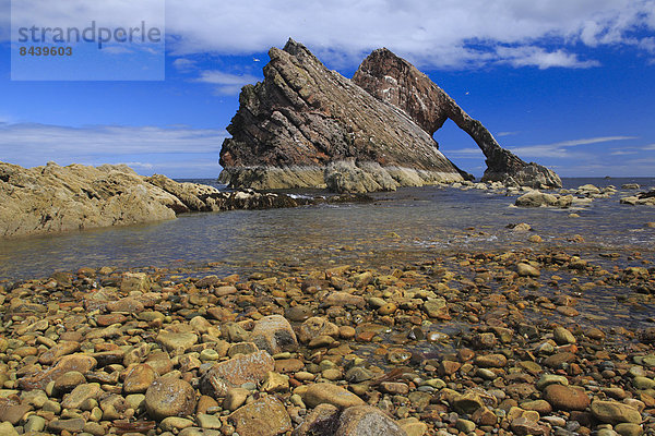 Panorama  Landschaftlich schön  landschaftlich reizvoll  Wasser  Europa  Stein  Sommer  Großbritannien  Steilküste  Küste  Meer  Natur  Kurve  Brücke  blau  Moray  Schottland  schottisch
