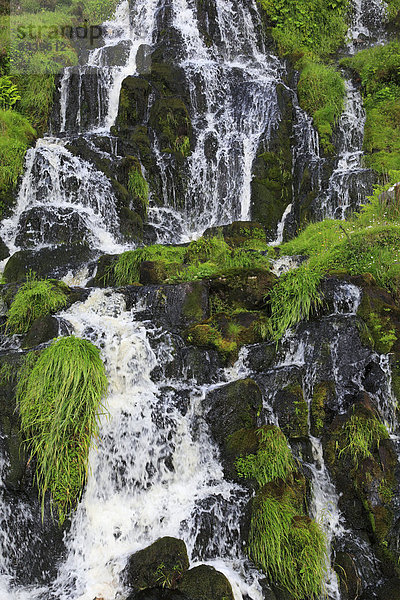 Felsbrocken  Wasser  Europa  Stein  Sommer  Großbritannien  Steilküste  Ereignis  Landschaftlich schön  landschaftlich reizvoll  Natur  Wasserfall  Isle of Skye  Schottland  schottisch
