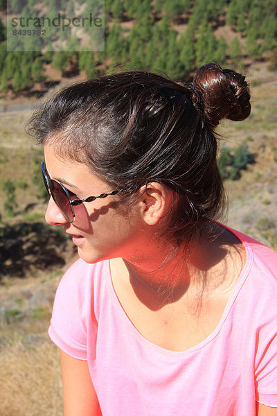 Portrait  Jugendlicher  Frau  braunhaarig  pink  1  Sonnenbrille  Mädchen  Seitenansicht