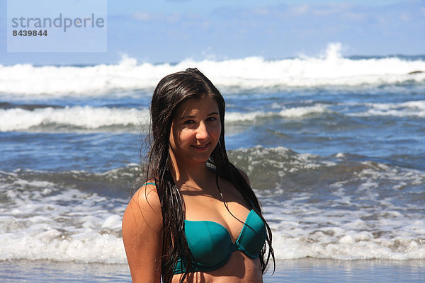 Wasser  Jugendlicher  Europa  Frau  Bikini  Urlaub  braunhaarig  Kanaren  Kanarische Inseln  Mädchen  Spanien  Teneriffa