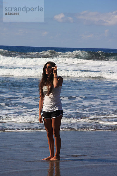 Jugendlicher  Europa  Frau  Strand  Küste  Wasserwelle  Welle  Meer  braunhaarig  1  Kanaren  Kanarische Inseln  Mädchen  Spanien  Teneriffa
