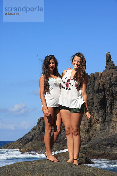 Felsbrocken  Jugendlicher  Europa  Frau  Strand  T-Shirt  Steilküste  Küste  Meer  2  Kanaren  Kanarische Inseln  Mädchen  Spaß  Spanien  Teneriffa