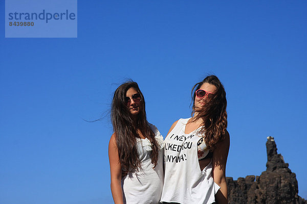 Felsbrocken  Jugendlicher  Europa  Frau  Strand  T-Shirt  Steilküste  Küste  2  Sonnenbrille  Kanaren  Kanarische Inseln  Mädchen  Spaß  Spanien  Teneriffa