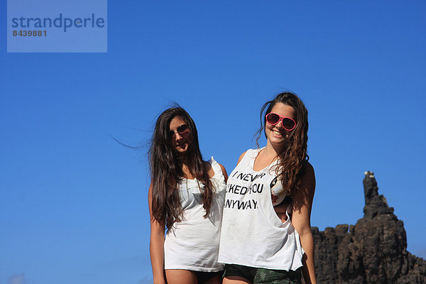 Felsbrocken  Jugendlicher  Europa  Frau  Strand  T-Shirt  Steilküste  Küste  2  Sonnenbrille  Kanaren  Kanarische Inseln  Mädchen  Spaß  Spanien  Teneriffa
