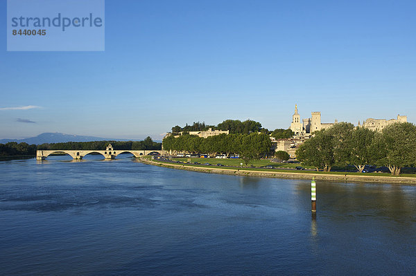 Außenaufnahme  Sehenswürdigkeit  Frankreich  Europa  Tag  Gebäude  niemand  Architektur  Brücke  Provence - Alpes-Cote d Azur  Avignon  Rhone