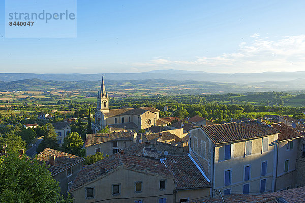 Felsbrocken  Außenaufnahme  Sehenswürdigkeit  Frankreich  Europa  Tag  niemand  Natur  Kirche  Dorf  Ansicht  Provence - Alpes-Cote d Azur  Bonnieux  ocker