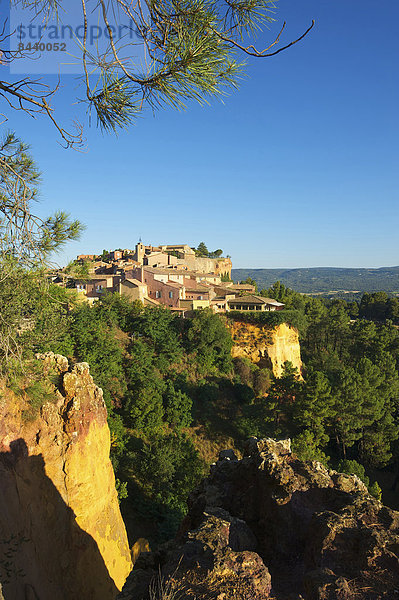 Felsbrocken  Außenaufnahme  Sehenswürdigkeit  Frankreich  Europa  Tag  niemand  Natur  Ansicht  Provence - Alpes-Cote d Azur  Altstadt  ocker