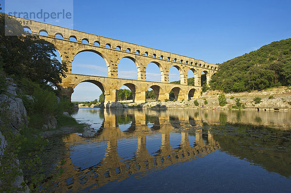 Außenaufnahme  Sehenswürdigkeit  Frankreich  Europa  Tag  niemand  Provence - Alpes-Cote d Azur  Aquädukt  Languedoc-Roussillon  Nimes  Pont du Gard  römisch