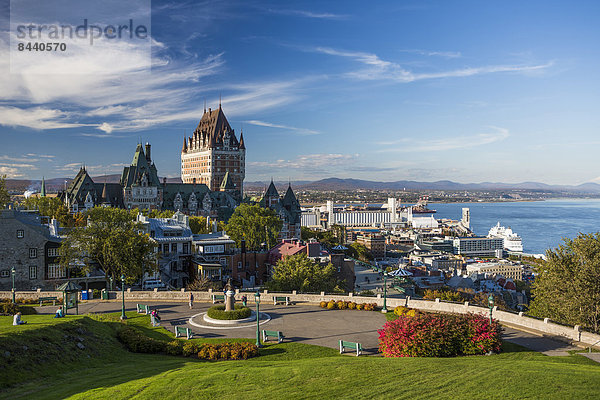Skyline  Skylines  Palast  Schloß  Schlösser  Reise  Großstadt  Architektur  bunt  Fluss  Nordamerika  Sehenswürdigkeit  Tourismus  Kanada  Quebec