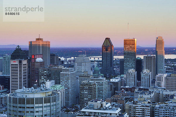 Farbaufnahme  Farbe  Skyline  Skylines  Landschaft  Hügel  Reise  Großstadt  Architektur  Hochhaus  Herbst  Nordamerika  Tourismus  Kanada  Innenstadt  Abenddämmerung  Montreal  Quebec