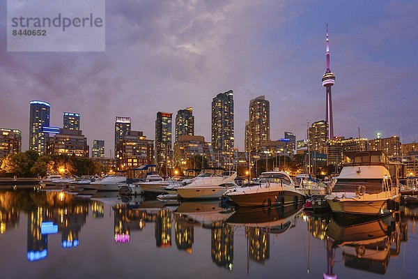 Skyline  Skylines  Nacht  Reise  Spiegelung  Großstadt  Architektur  Hochhaus  Nordamerika  Tourismus  Kanada  CN Tower  Ontario