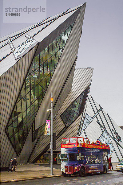 Gebäude  Großstadt  Architektur  Museum  Monarchie  Nordamerika  Omnibus  rot  Tourismus  Kanada  Innenstadt  modern  neu  Ontario