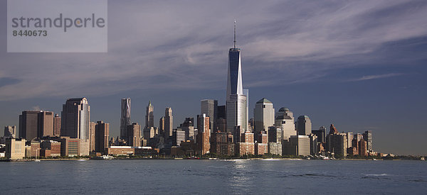 Vereinigte Staaten von Amerika  USA  Einkaufszentrum  Panorama  Skyline  Skylines  Wasser  New York City  Amerika  Reise  Großstadt  Architektur  Fluss  Tourismus  Innenstadt  Manhattan  neu
