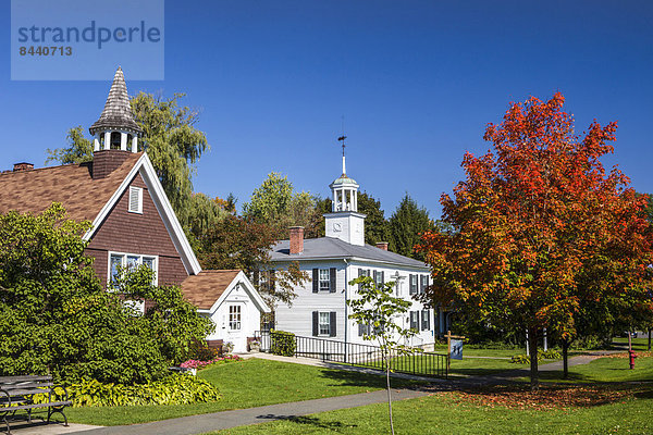 Vereinigte Staaten von Amerika USA Skyline Skylines Amerika Wohnhaus Reise bunt Natur Holz Herbst rot Neuengland Tourismus Berkshire Massachusetts